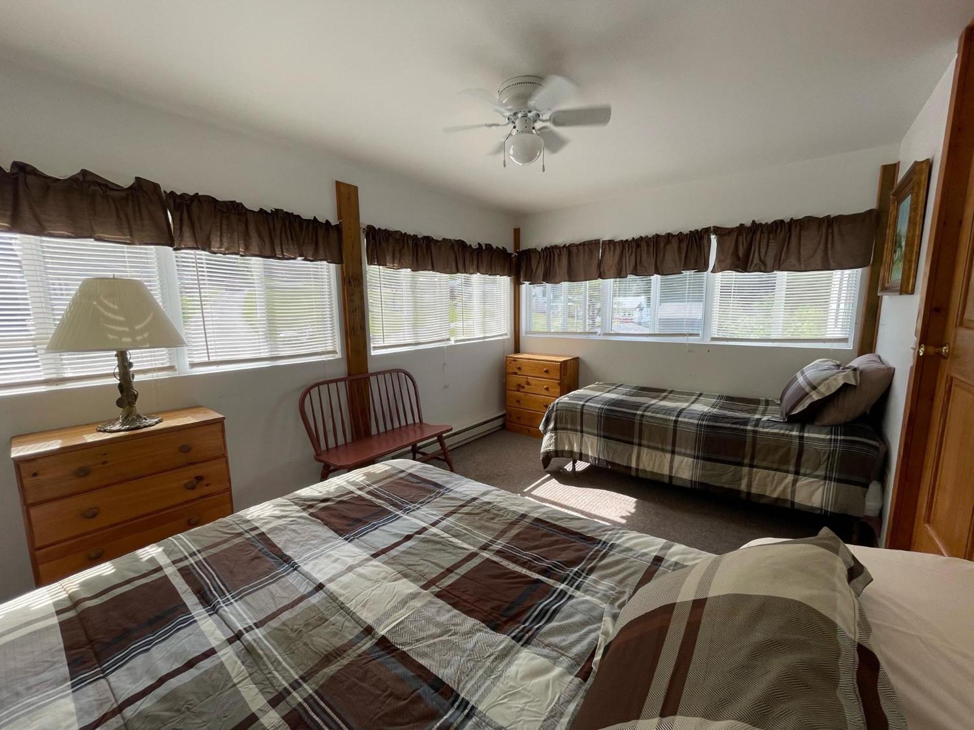 Hill View Motel And Cottages 레이크 헤오르헤 객실 사진